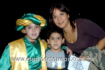 23052008
Rosa Velia Torres de Martínez y sus hijos Salvador y Rodolfo Martínez Torres