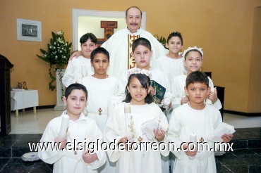 24052008
Los niños Christopher, Luis Eduardo, Raymundo Alejandro, Ana Alejandra, Catherine, Alí Angelid Braham, Kevin Leonardo  y Jesús Andrés, realizaron el Sacramento de la Comunión