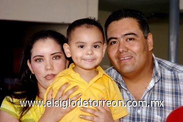 25052008
Carlos con sus papás Carlos Alberto Salas Vázquez y Miriam Albino de Salas.