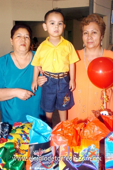 25052008
Carlos junto a sus abuelitas, señoras San Juana Aguirre Peña y María del Socorro Vázquez Mora.