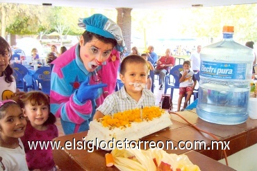 25052008
Elías Emiliano con el payaso Chicharito y algunos de los asistentes a su piñata