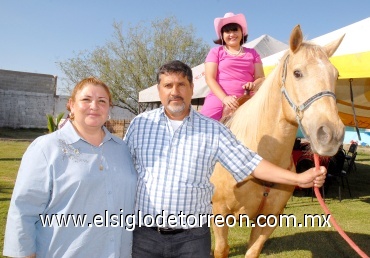 25052008
La cumpleañera con sus papás Lic. Juan Almaraz y Lupita de Almaraz.