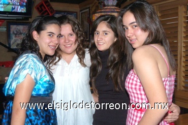 21052008
Ana Lucía Rodríguez Marín en compañía de sus amigas Paulina Echeverría, Alejandra Pérez y Jaqueline María Revolturas