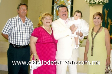 21052008
Bárbara con sus abuelitos Sergio García de la Peña, Sandra Luz Montelongo de Guzmán, Rubén Guzmán Torres y María Sorina López de García.