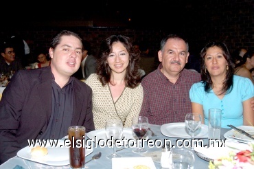 21052008
Gerardo, Marilolis, Juan Manuel y Mirna, en una cena con motivo del Día del Maestro