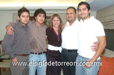 23052008
Mayela a lado de su marido Marco Rivera y de sus hijos Marco, Diego y Omar Rivera Salazar