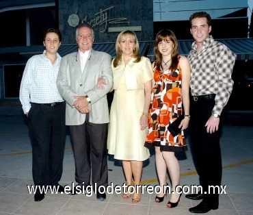 25052008
Daniel, Pedro Luis, Cecilia, Ana Cecy y Pedro Luis Jr. Martín.