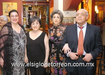 25052008
Isabel Tanavati, Guadalupe Tanavati de Mahas, Miriam Tafich de Issa y Salomón Issa.