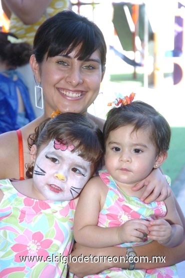 27052008_m_Regina y Luciana con su mamá Liz de Leal.