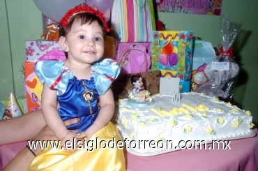 29052008_j_La pequeña Karla Ximena cumplió un año de edad y fue festejada como princecita