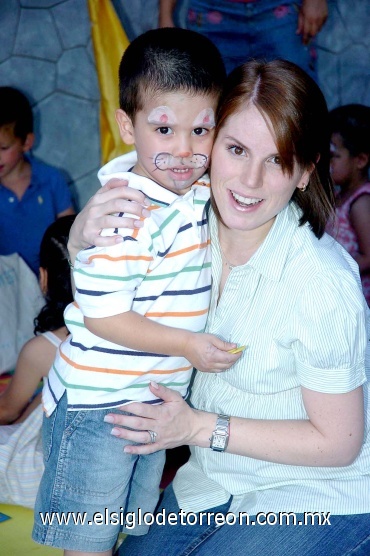 30052008_v_Jorge Álvarez Estrada con su mamá Lupita Estrada de Álvarez