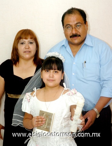 31052008_s_Denisse Enríquez García acompañada por sus papás Paty García de Enríquez y Óscar Enríquez Acosta