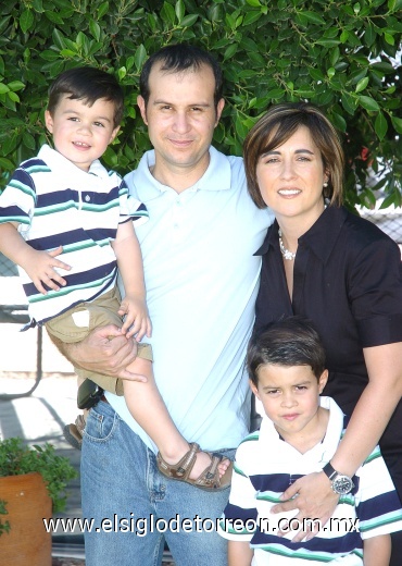 27052008
Acompañados de sus padres Ignacio Montes y Sofía Cuéllar de Montes, aparecen los pequeños festejados Ignacio y Diego.