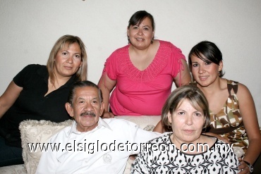 28052008
La festejada junto a su marido Jesús Silva y sus hijas Verónica Silva de Olvera, Norma Patricia Silva y Zaira Silva