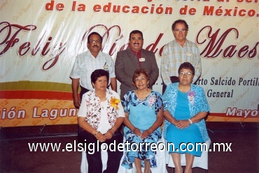 31052008
Agustín García, Ignacio López, Nicolás Soto, María del Rosario Olivares, Raquel Velázquez Rodríguez y María del Carmen Tovar, recibieron la medalla Ignacio Manuel Altamirano