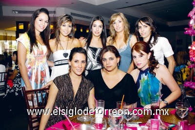 Amigas de la novia: Marifer de la Peña, Paola Guerrero, Lizeth Giacomán, Mariana Salazar, Marifer de Torre, Lorea González, Loretta Zablah y Analya Román.