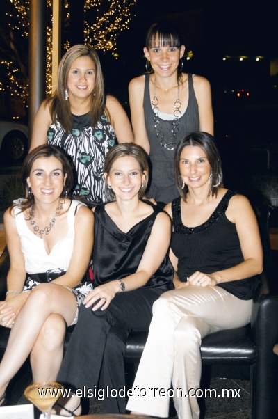 Blanca de Murra, Marina de Sada, Annie de Obeso, Begoña de Sada y Celina de Pérez.