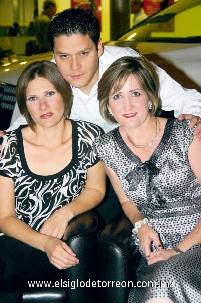 Cristina de Buendía, Ileana y Roberto Ramírez.