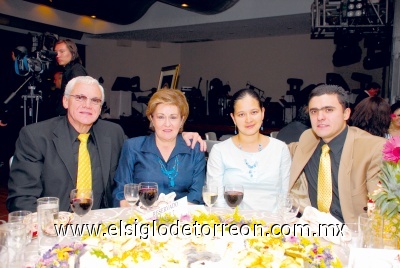 Apolo Flores, Alicia Villanueva de Flores, Renata Ávila de Flores y Luis Flores Villanueva.