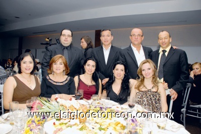 Guillermo Silveyra, Miguel Quintero, Angelina de Silveyra, Gabriela Faya, Mónica Silveyra, Lorena de González y Karime de Silveyra.