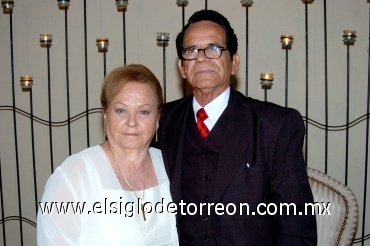 01062008
Juan Rosales Carrillo y Rosa Valdés Terrazas festejando sus bodas de oro.