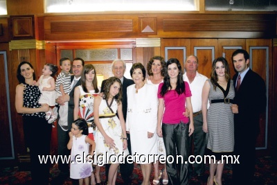 Los homenajeados junto a las familias Espada Ruenes, Solana Espada y Ruenes Sobrino.