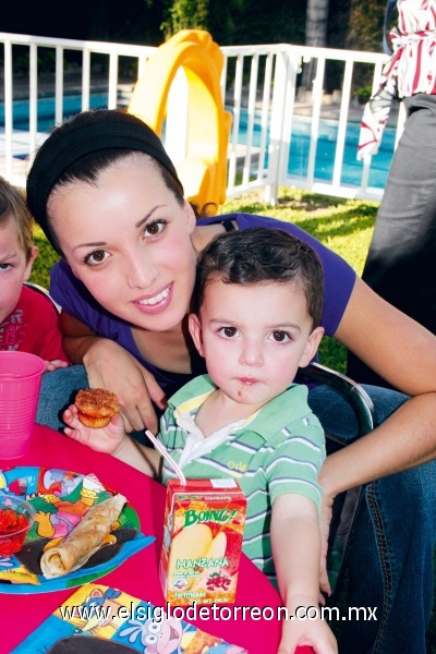 Ana Echávez de Murguía con su hijo Mario Murguía Echávez.