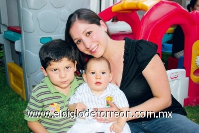 Lorena Garza de Silerio con sus hijos Andrés y Marcelo Silerio Garza.