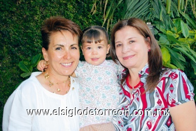 María Fernanda del Bosque Garza con sus abuelitas Sara Alba y Guadalupe Gallardo.