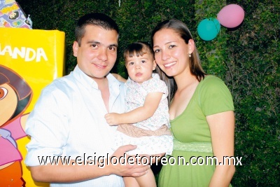 ¡Ya tiene 2 años!
José Lorenzo del Bosque Alba y Susana Garza de Del Bosque con su hija María Fernanda del Bosque Garza.