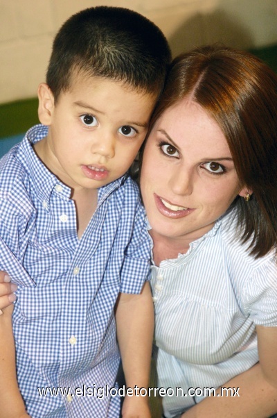 Jorge Álvarez y Lupita Estrada de Álvarez.