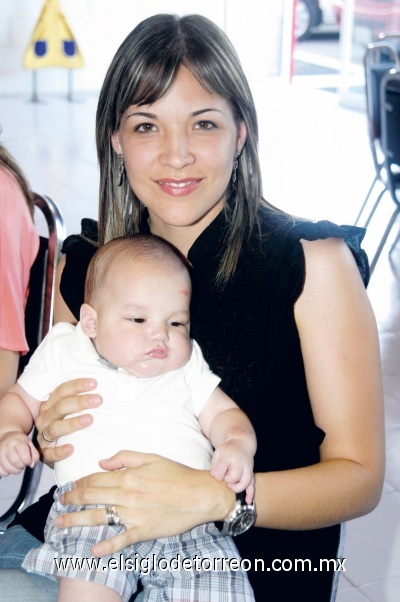 Ana Elisa Lastra de Robles con su hijo Santiago Robles Lastra.