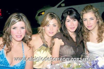 Marien Barrientos de Osio, Claudia, Sofía y Angelina Siller.