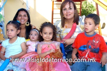 01062008
Paty Gómez la festejada junto a su mamá y sus amigos