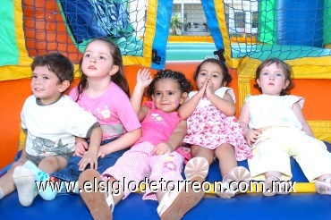 02062008
Camil Marón, Mari José Pardo, Ximena Garza, Sofy de la Rosa y Ángeles Pardo.