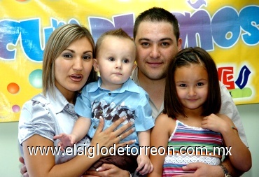 02062008
El festejado junto a sus papás Carlos Gerardo y Liliana Rendón y su hermanita Andrea.