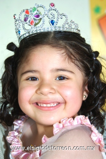 02062008
a simpática y linda Ana Cristina de la Rosa Turcios, festejó como toda una princesita sus cuatro años de edad.