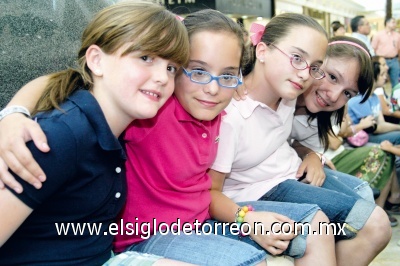 Ana Cristina Valles, Rocío y Paulina Tricio y Marijose García.