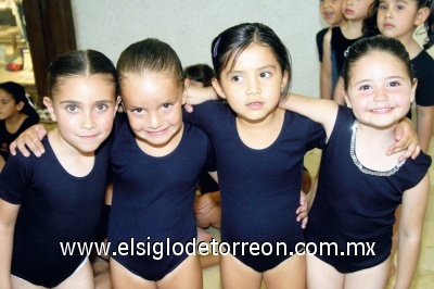 Tierna presentación
Paty Siller, Sofía Rodríguez, Regina Nevara y Regina Giacomán.