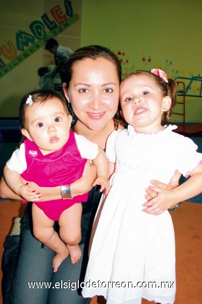 Cynthia Saucedo de Herrera con sus hijas Valeria y Jimena Herrera Saucedo.