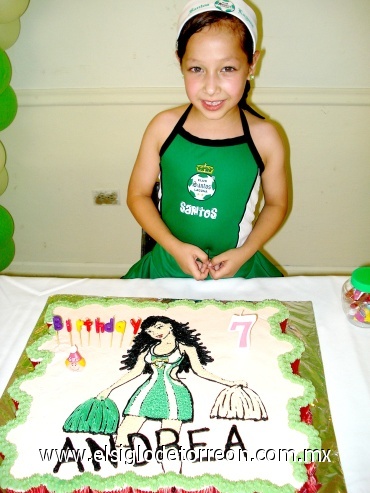 04062008
Andrea con su pastel diseñado con una muñeca de Guerrerita