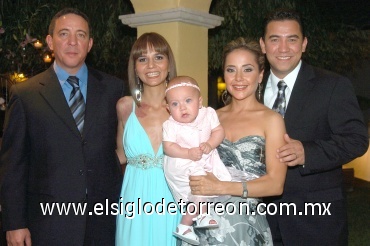 05062008
La pequeña festejada con sus papás Carlos y Fernanda, y sus padrinos Mauricio y Myrna