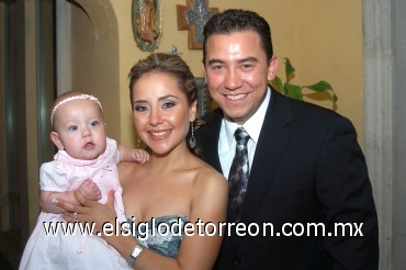 05062008
Paulina con sus padres Carlos de la Garza y Fernanda de De la Garza