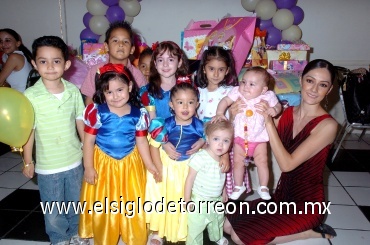 06062008
Valentina Castro Velasco, durante su fiesta de segundo cumpleaños acompañada de su mamá Mariel Castro y varios invitados