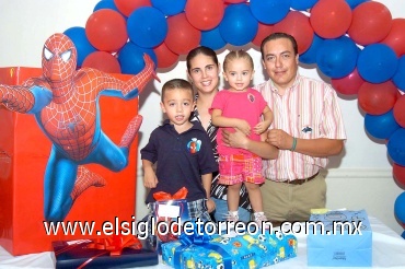 08062008
l pequeño Emilio Aldape Arellano acompañado por sus papás Flavio Aldape y Marcela Arellano, y su hermanita.