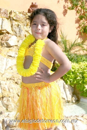 08062008
La pequeña Ana Paula Castañeda Alba, festejó sus seis años de vida, vestida como una linda hawaiana