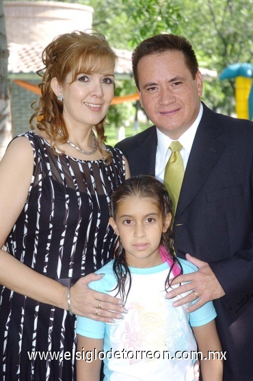 08062008
Melissa López Álvarez acompañada de sus padres, Mónica Álvarez de López y Alfonso López López.