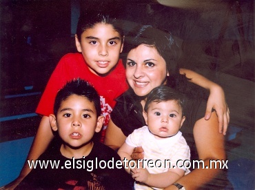 08062008
Sandra Vianey Gómez Sánchez con sus hijos Héctor, Carlos y Diego Márquez Gómez