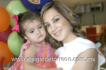 08062008
Valeria Cid Martínez con su mamá Maruza Martínez de Cid.