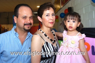 09062008
La festejada con sus papás Francisco Rafael Márquez Morales y María de Lourdes Magallanes Flores.